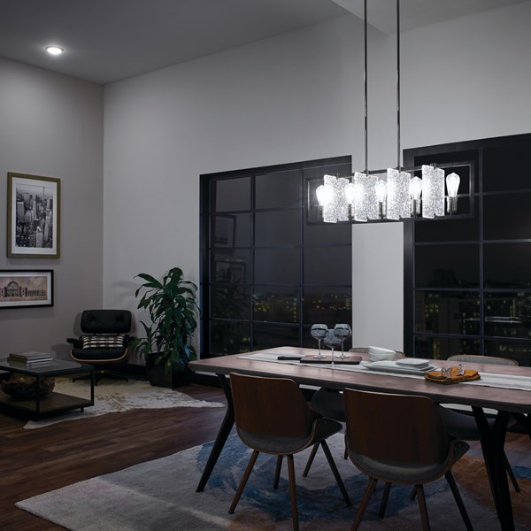 Chandelier lineal Forge de 5 luces, con 5 placas de vidrio texturizado con patrones únicos y un marco negro con detalles en níquel pulido