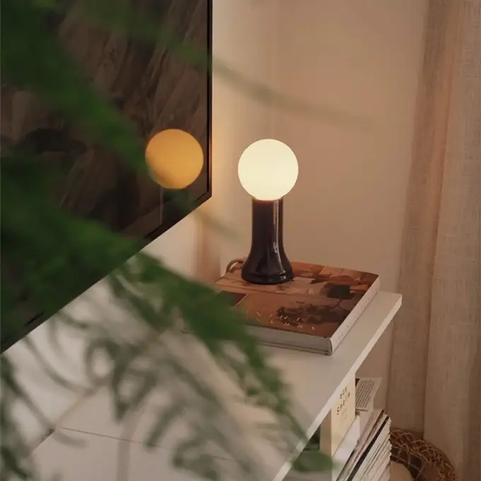 Luminaria tipo lámpara de mesa decorativa con bombillo G95 incluido, 3.75" ancho x 8.875" alto, 6W, 500LM, Warm Dim, CRI 95, acabado Bottle Brown. Incluye dimmer, base E26, cable de 120", cuerpo en vidrio reciclado soplado, apta para Damp Location