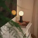 Luminaria tipo lámpara de mesa decorativa con bombillo G95 incluido, 3.75" ancho x 8.875" alto, 6W, 500LM, Warm Dim, CRI 95, acabado Bottle Brown. Incluye dimmer, base E26, cable de 120", cuerpo en vidrio reciclado soplado, apta para Damp Location
