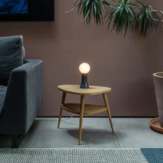 Luminaria tipo lámpara de mesa decorativa con bombillo G95 incluido, 3 6/8" largo x 3 6/8" ancho x 8 7/8" alto, 6W, base E26, acabado Smoke Grey. Incluye dimmer, 110-120V, Damp Location, vidrio reciclado, garantía de 2 años