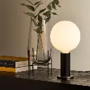 Descripción Lámpara de mesa decorativa tipo Knuckle Table Lamp, uso interior, 120V, IP20, compatible con bombillos Tala E26. Incluye dimmer integrado, conexión a toma corriente, garantía de 2 años.