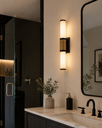 AAplique de pared con difusor de cristal opalino grabado, LED integrado de 33W y acabado negro con detalles en latón lacado. Ancho: 22.8". Alto: 4.5".