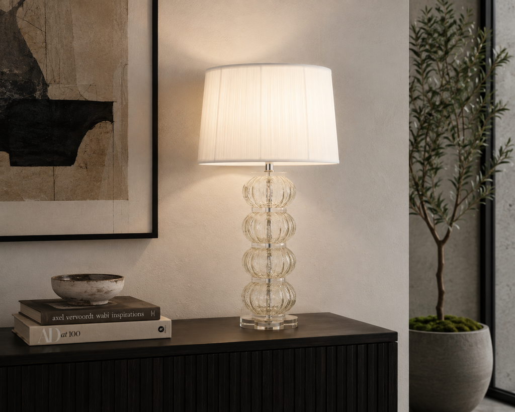 Luminaria de mesa Mya para 1 bombillo E26 (no incluido). Altura: 31.5". Ancho: 19". Diámetro superior de la pantalla: 18".