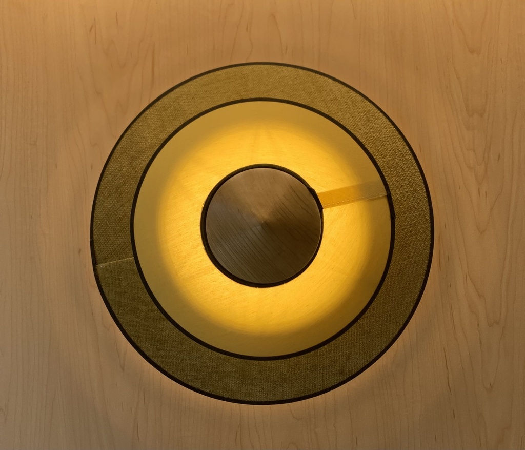 Aplique redondo con pantalla de terciopelo y algodón. El aplique está equipado con LED integrado. Talla S. Oro