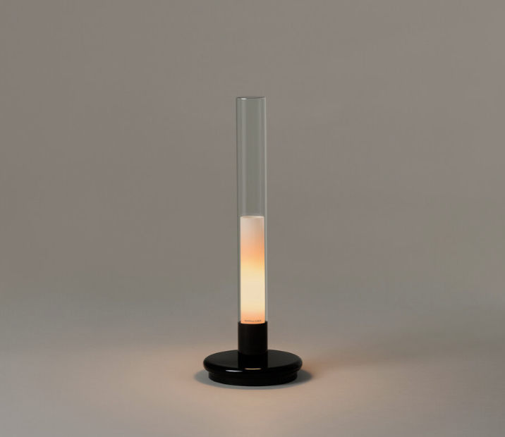 Lampara de mesa con pantalla de vidrio Pyrex transparente. Difusor blanco translúcido. Base metálica acabada en negro brillante.